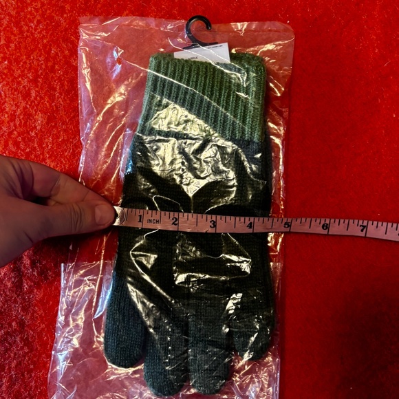 Anya Hindmarch Uniqlo collab green touch of wool heattech knitted gloves NWT - Picture 7 of 7